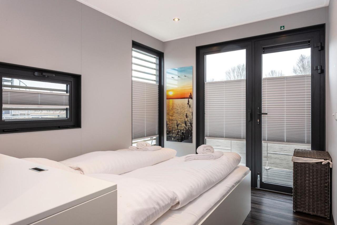 Welcome In - Houseboat 'Elysium' Met Eigen Aanlegsteiger Sneek - Offingawier Exterior foto