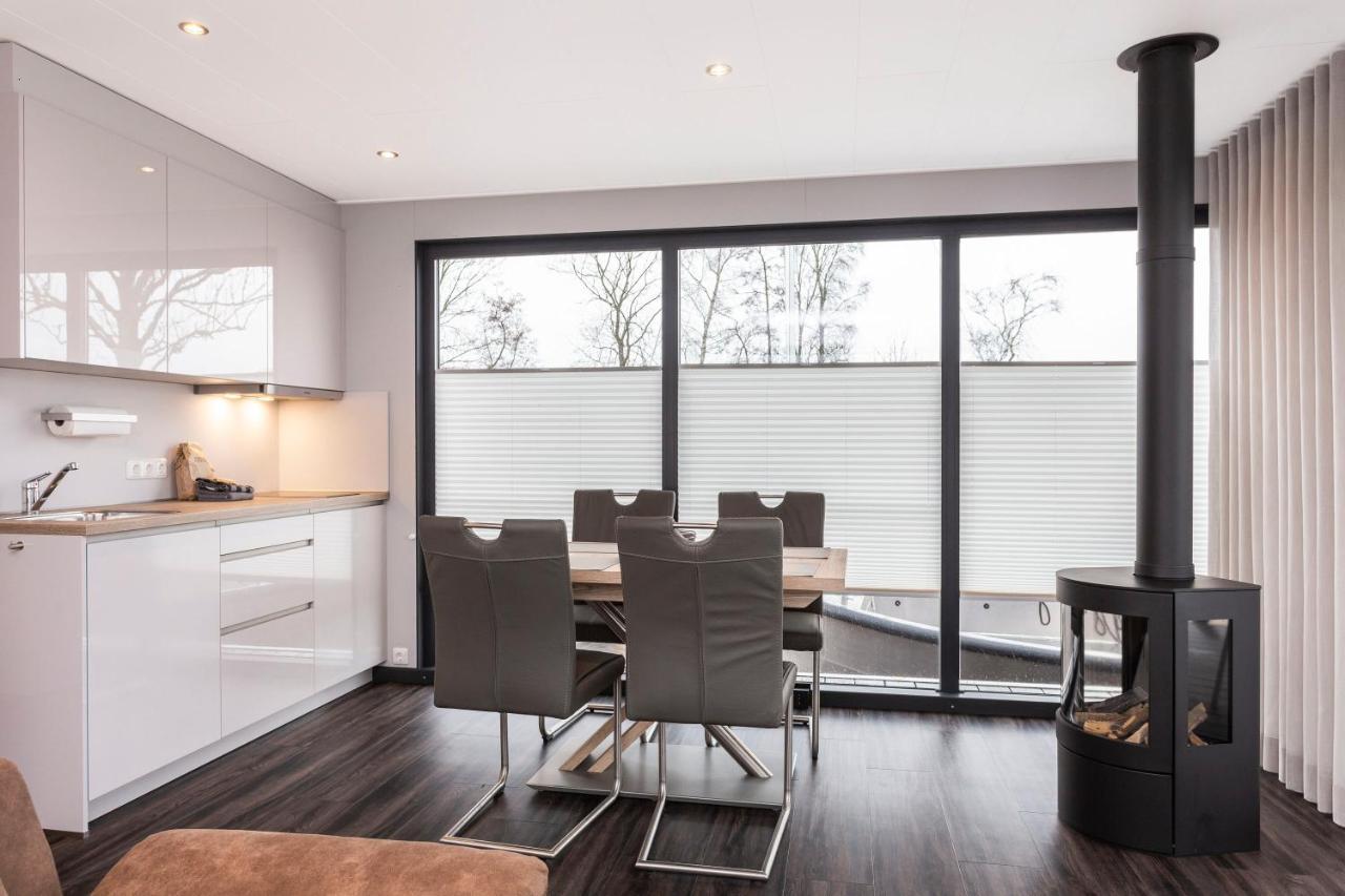 Welcome In - Houseboat 'Elysium' Met Eigen Aanlegsteiger Sneek - Offingawier Exterior foto