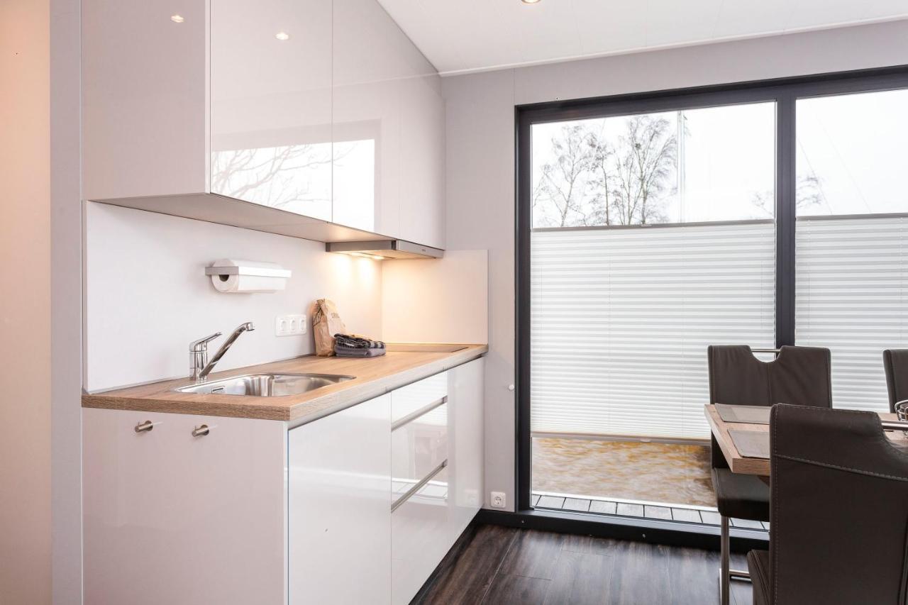 Welcome In - Houseboat 'Elysium' Met Eigen Aanlegsteiger Sneek - Offingawier Exterior foto
