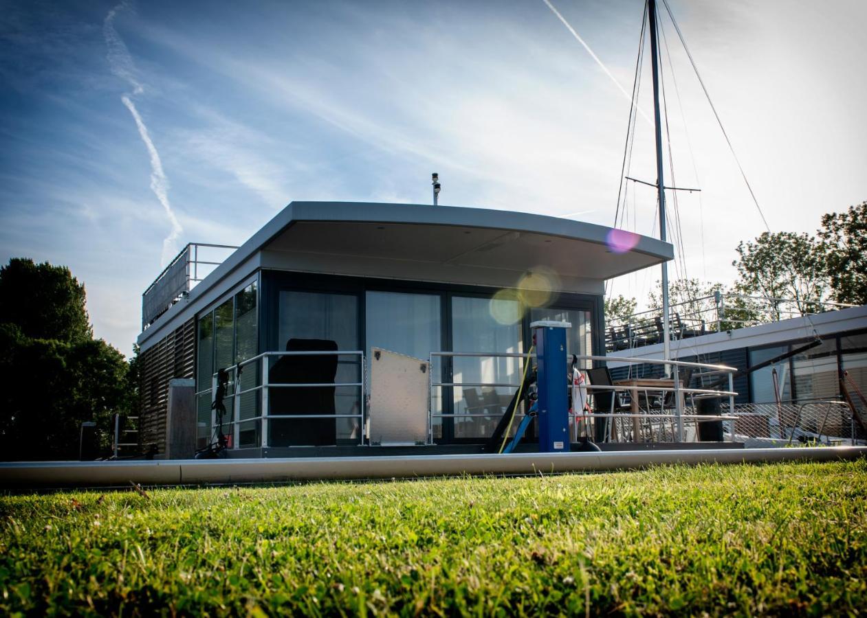 Welcome In - Houseboat 'Elysium' Met Eigen Aanlegsteiger Sneek - Offingawier Exterior foto